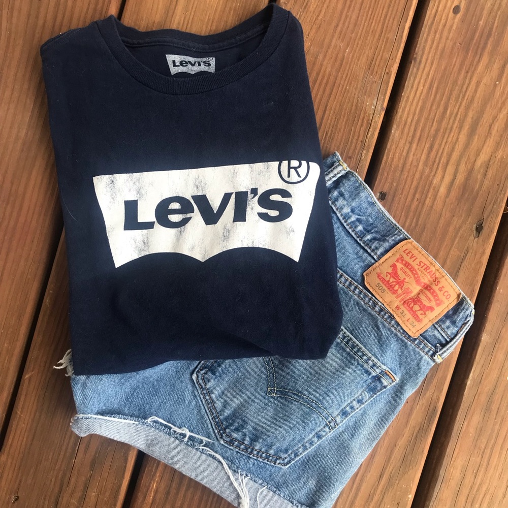 SOLD Levi’s Tee - Picture 1 of 5